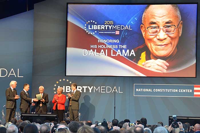 国家宪法中心主席兼总裁Jeffrey-Rosen（左二）将授予达赖喇嘛的「自由勋章」转交给达赖喇嘛的英语翻译Thupten-Jinpa博士（左三）。