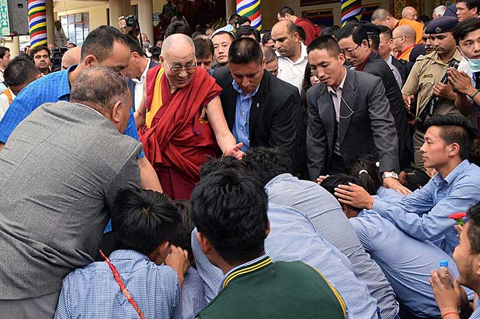 达赖喇嘛藏歷生日是周日（21日），许多信众聚集在印度达兰萨拉祝他长寿。