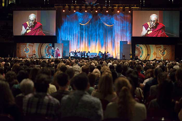 18000多人聚集在美国加州安纳翰市的本田中心，庆祝达赖喇嘛80岁生日。