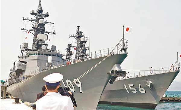 日本海上自衛隊兩艘護衛艦「有明」號和「瀨戶霧」號抵達越南金蘭灣港