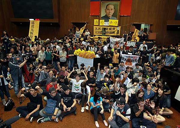 台灣年輕世代形成「台獨」意識，反對兩岸服貿協議
