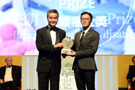 無國界醫生(香港)主席劉鎮鯤醫生代表無國界醫生接受「人類福祉獎」
