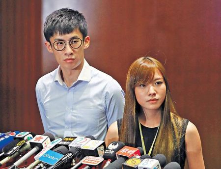 梁頌恆(左)和游蕙禎宣誓時被指辱華。
