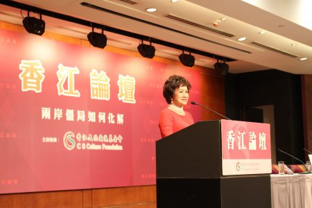 江素惠在主持香江論壇