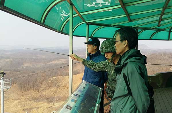 本文作者（左1）在朝鮮半島38線