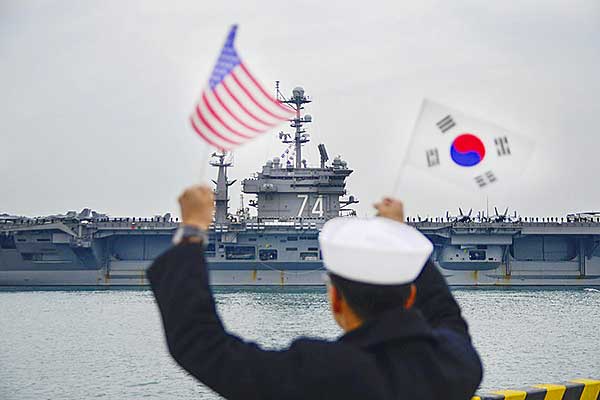 美國核動力航母作戰群進入韓國作戰基地