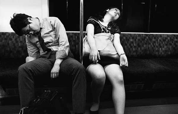 深夜地鐵里，相鄰的兩個陌生人不約而同地睡着