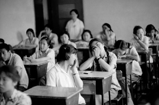 1980年高考，開考前兩名女生在交談。（資料圖）