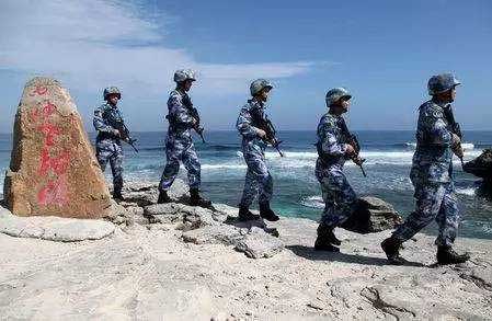 中國海軍士兵在西沙永興島巡邏