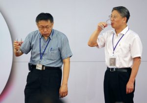 台北、上海雙城論壇今天登場，台北市長柯文哲（左）今晚舉行晚宴，迎接中共上海市委統戰部長沙海林（右），雙方一起舉杯向現場賓客致意。聯合報記者胡經周／攝影