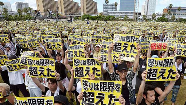 沖繩縣民衆抗議安倍政策