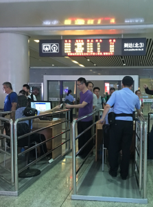 杭州東站外的人員身份核查點，所有進入杭州的人都需要核對身份信息