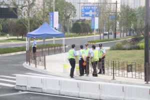 杭州街口的警察與交警都在崗位上保證城市安全