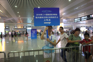 9杭州东站的志愿者们