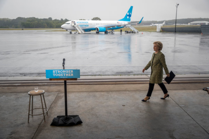  懷特普萊恩斯機場，希拉里·克林頓向記者發表了講話。