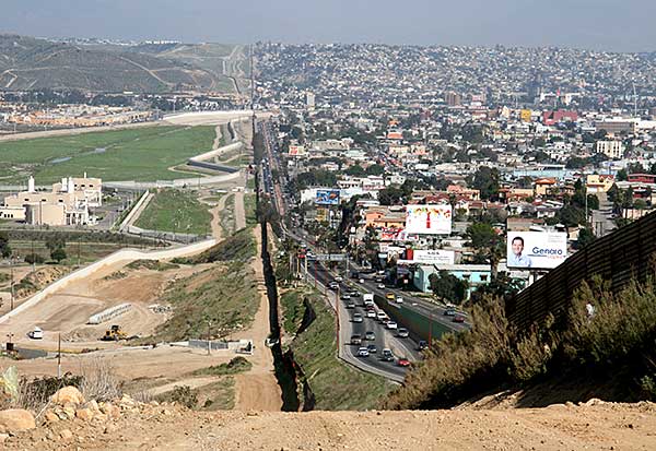 特朗普要在美國與墨西哥邊界建隔離墻