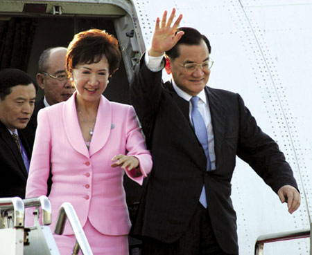 2005年，連戰携夫人抵達南京展開「破冰之旅」