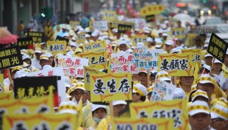 9月12日，台灣萬人大遊行，呼籲九二共識