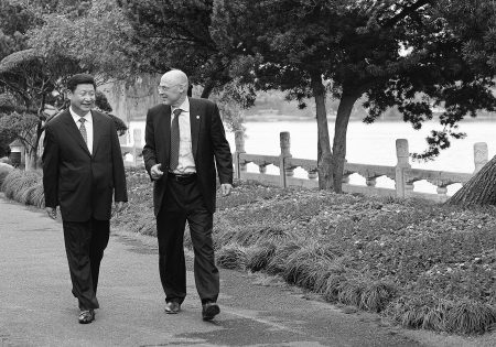 2006年9月，保爾森首次以財長身份訪問中國，與未來國家主席習近平同遊杭州著名的西湖國賓館