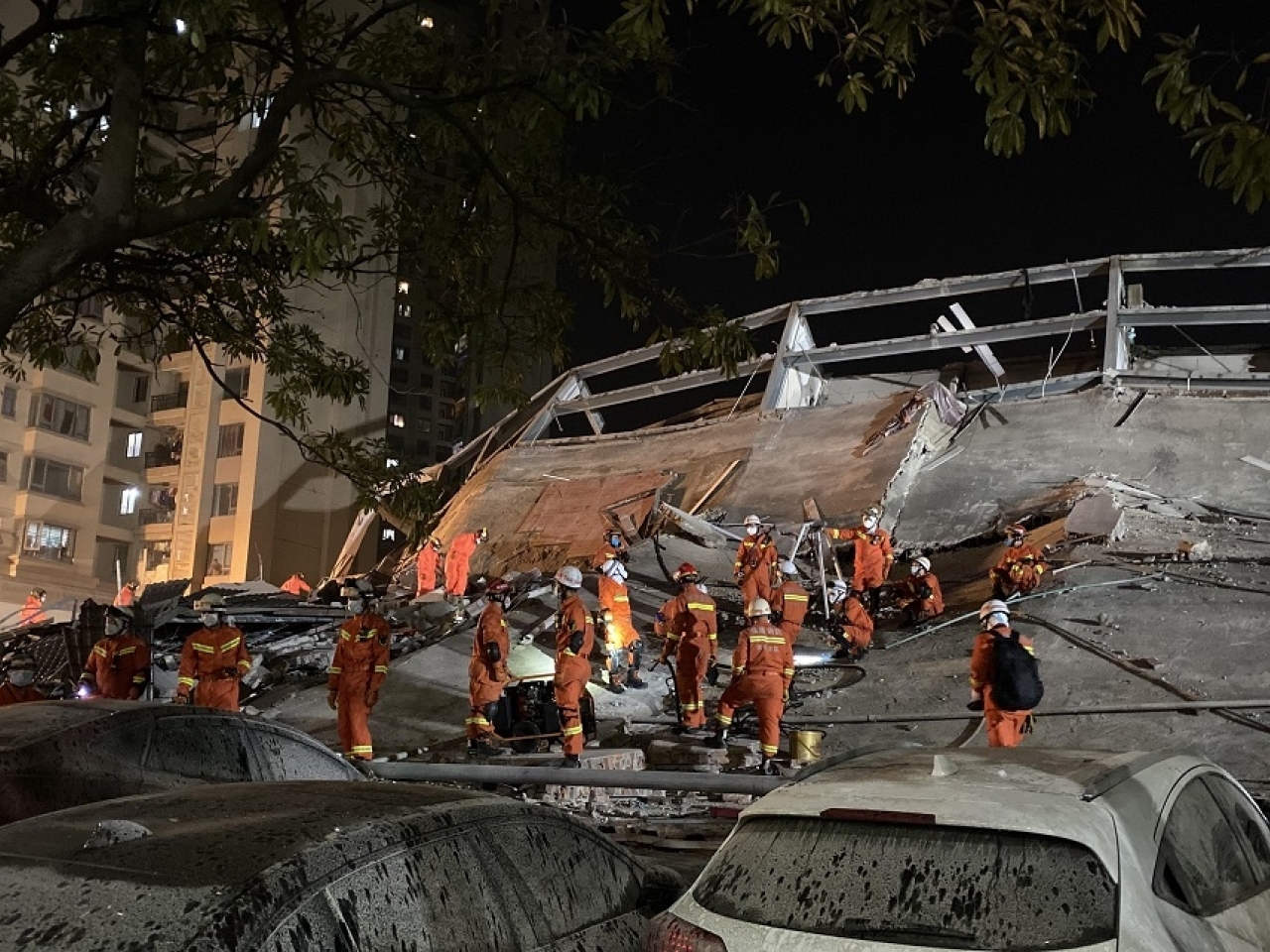 福建泉州欣佳酒店坍塌事故救出42人 9人自救逃生 - 中国日报网